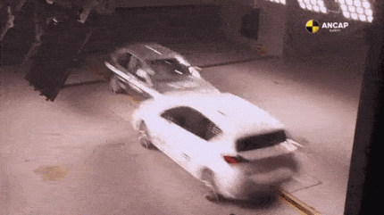 tui-khi-an-toan-airbags-vs-no-airbags.gif