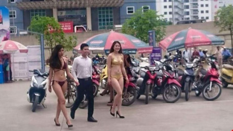 Siêu thị Trần Anh nhân viên mặc bikini tiếp thị bán hàng (1).jpg